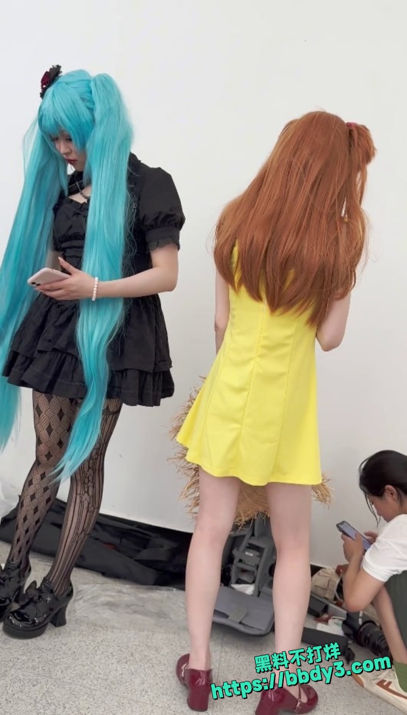 吊带裙靓女逛街拍照7