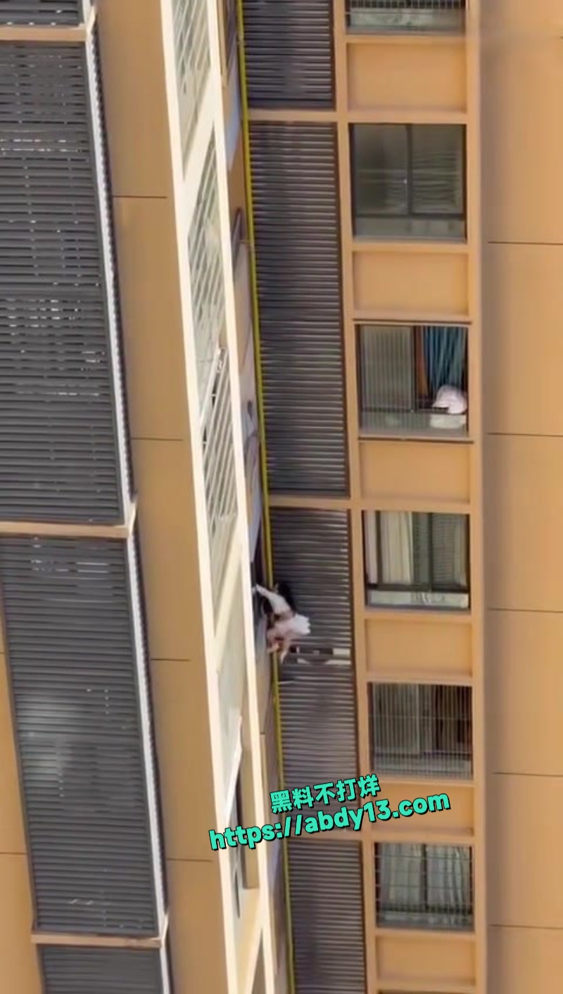 女子高楼翻窗逃跑 4
