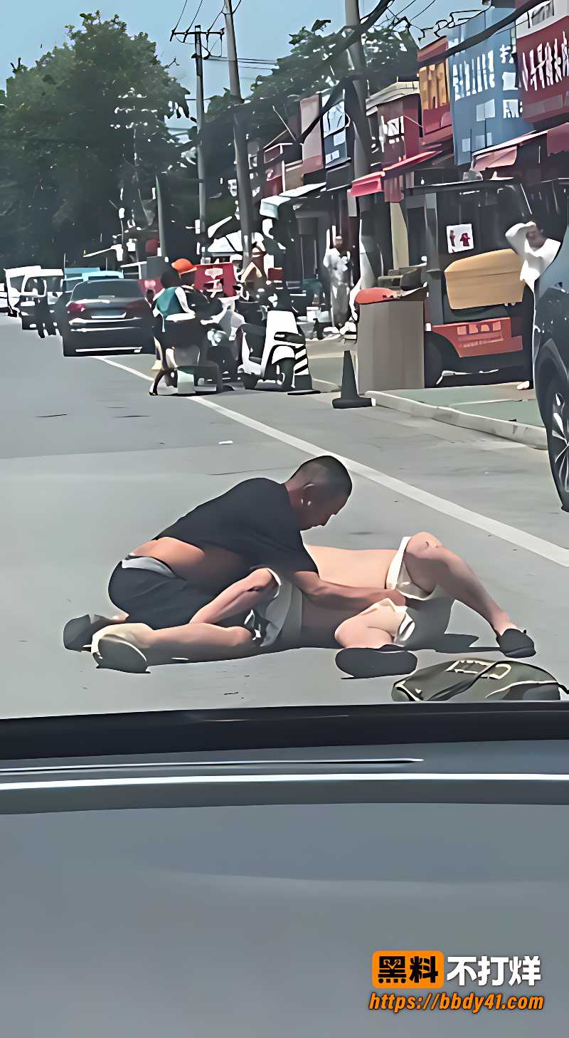 街头两男互殴3