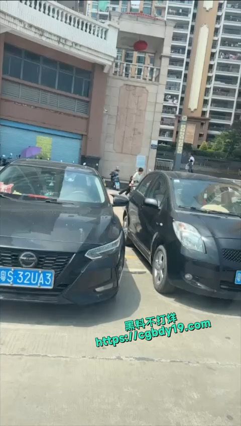 车主是个女的，刚下车，车就让人给日了6