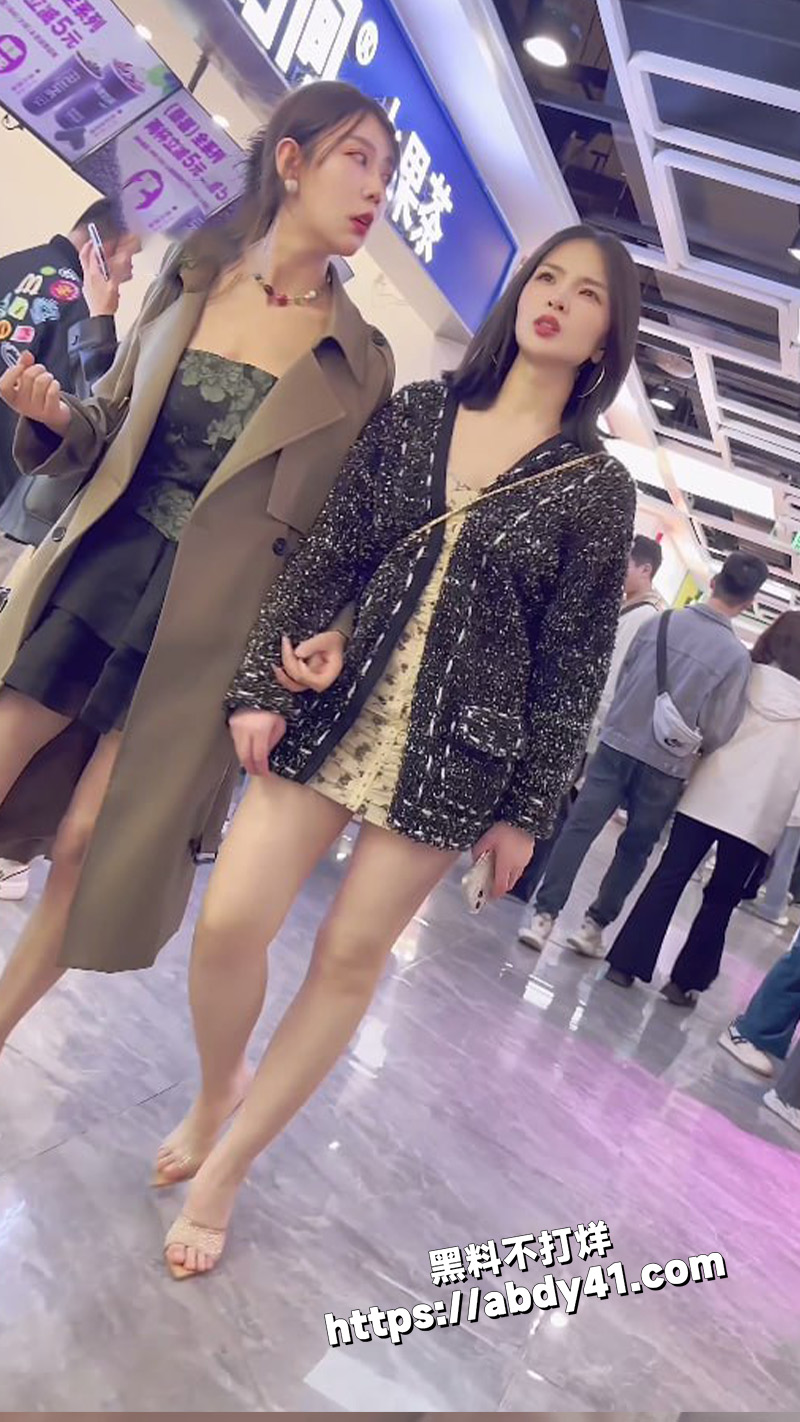 好闺蜜被偷拍也要一起.jpg2