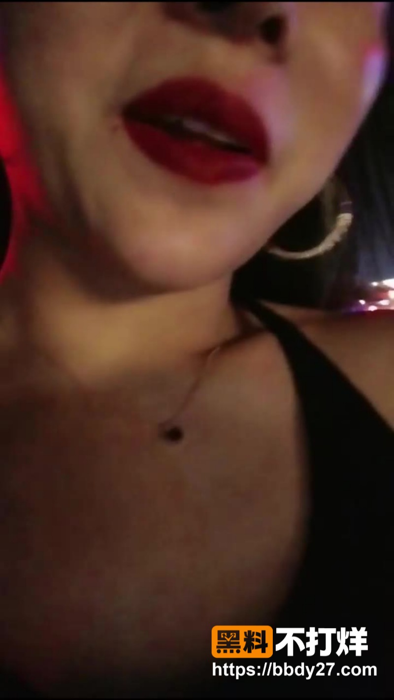 美娇娘在车里主动勾搭小哥3