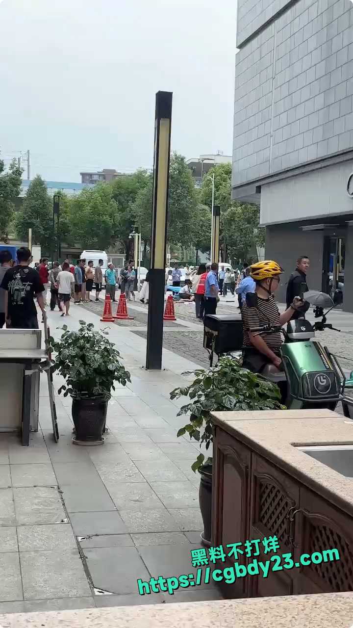 四川成都一男子持刀连续捅刺一名女子1