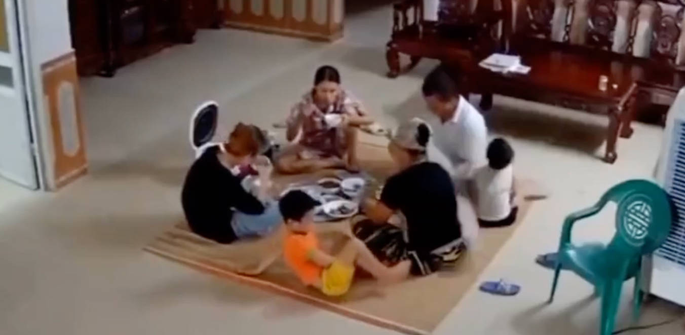 小时候上课盯着吊扇幻想掉下来 没想到这家人吃饭时真遇上了 风扇砸中小孩还好没事