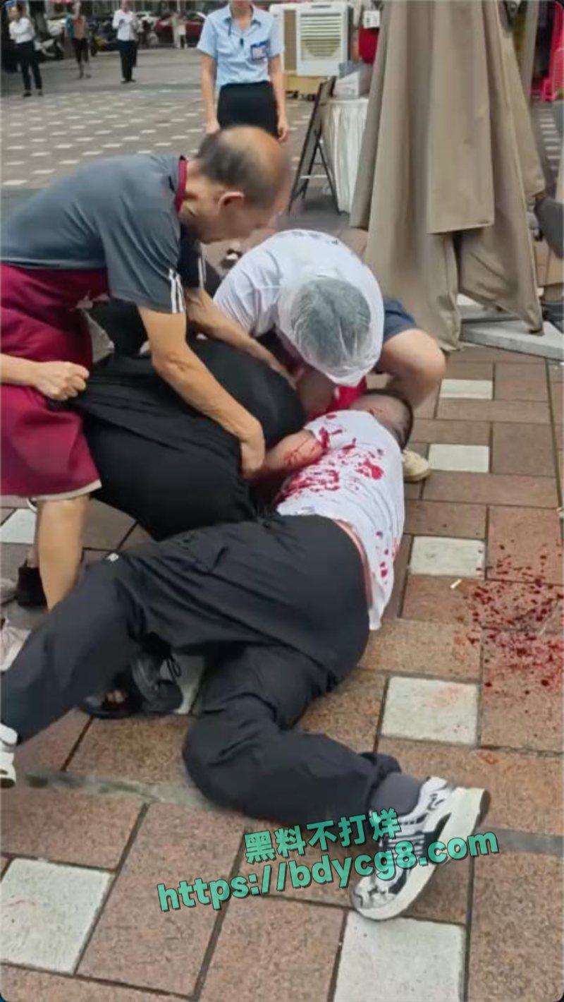重庆两家面馆老板为了抢客拿刀砍人3
