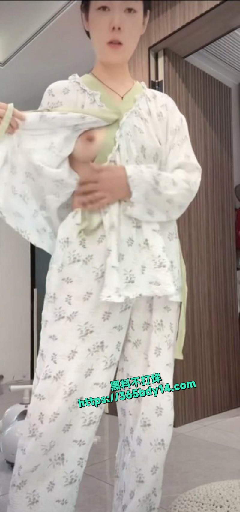 抖音带货主播小海牙直播带货在介绍睡衣的时候走光漏点5