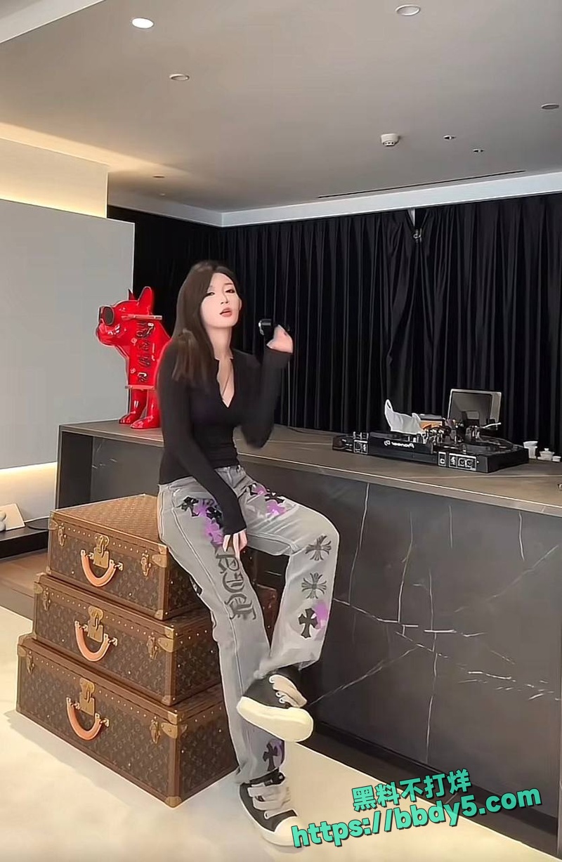 女网红小伊伊包养小鲜肉29