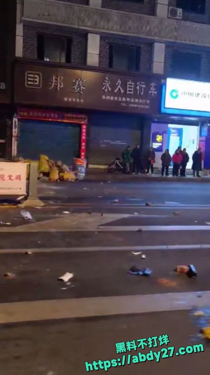 夫妻争吵男子情绪失控抛物5