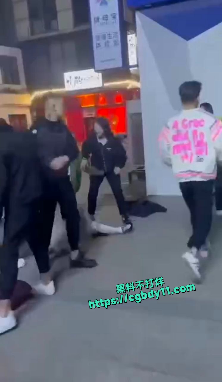 精神小伙 和精神小妹 干架5.jpg