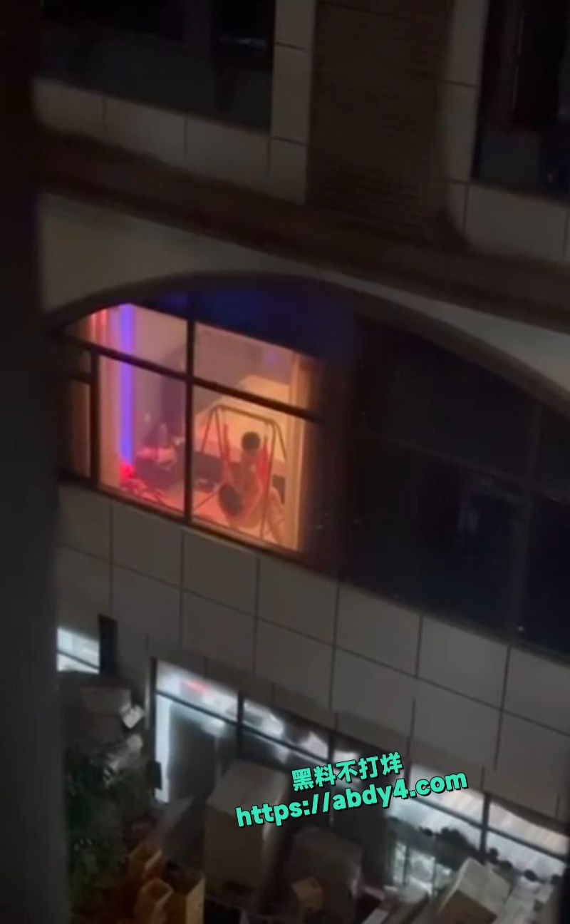 对楼邻居在落地窗摇篮上疯狂做爱 5