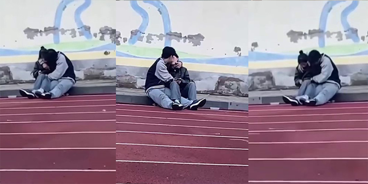 学校操场一对小情侣摸胸逼 体验羞耻刺激 又 还是年轻人玩的花