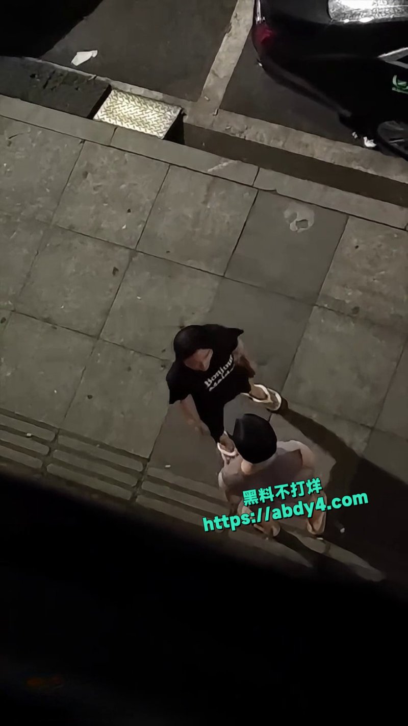 男子冷暴力外出喝酒女友追出爆发热暴力