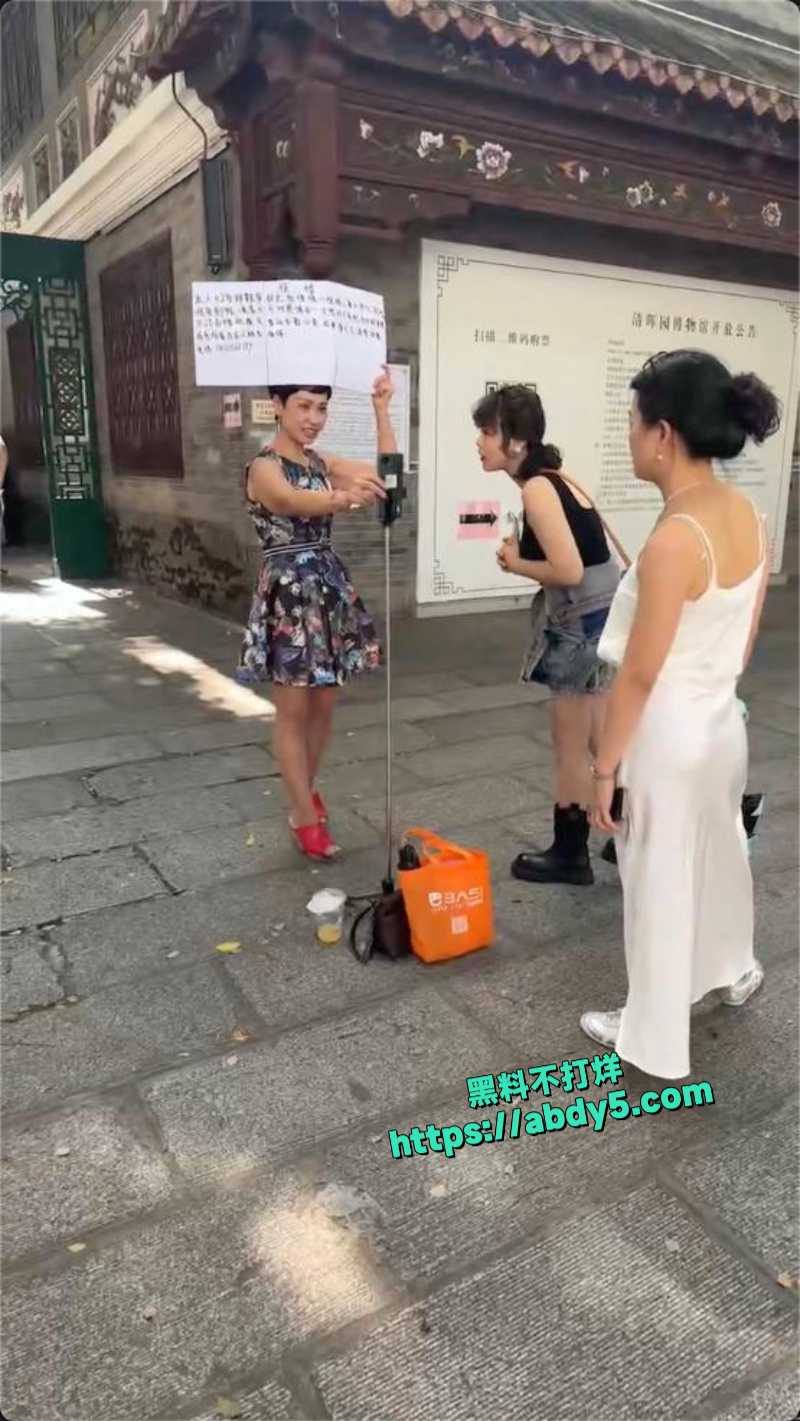 广东52岁富婆街头征婚视频火爆全网 7