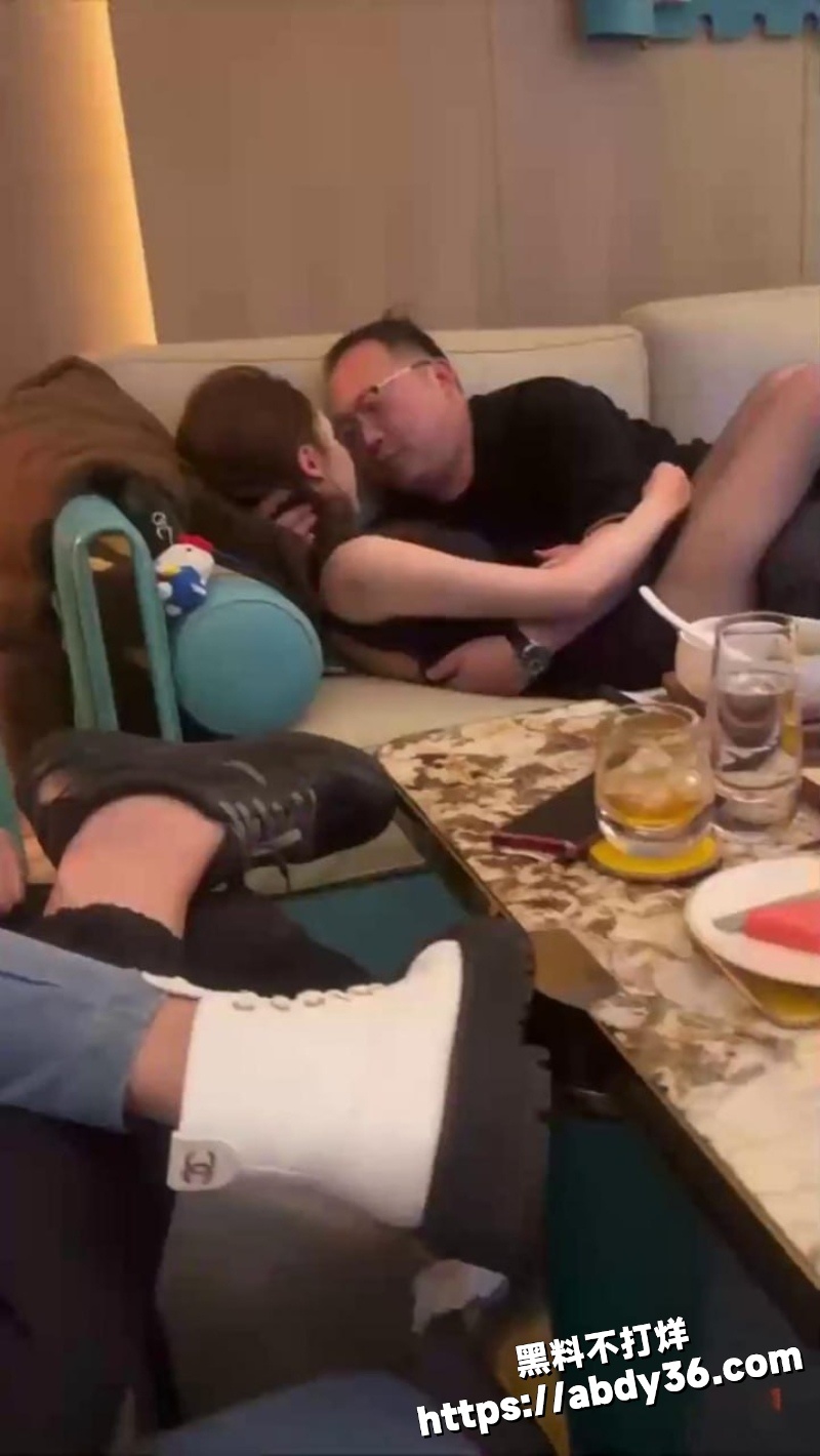 商K高端骚鸡被大佬约出来狠操2