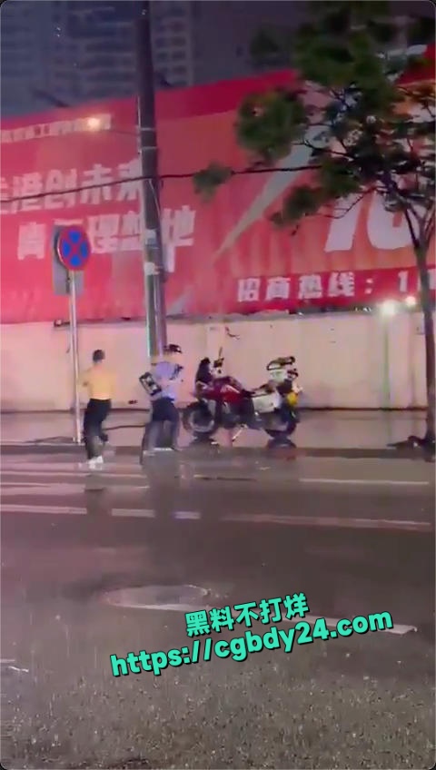昨晚广西柳州男子当街持刀砍2
