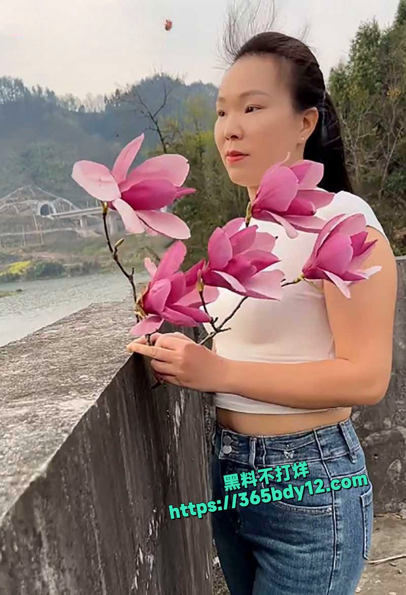 轻熟女网红雨夜不雅私拍流出2