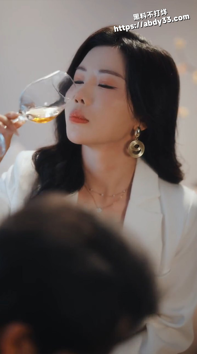 擦边短剧 分手后我闪婚美艳女上司8