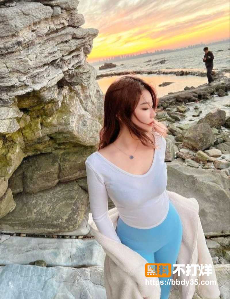 抖音模特冉冉同学兼职妓女被摄影师3P04
