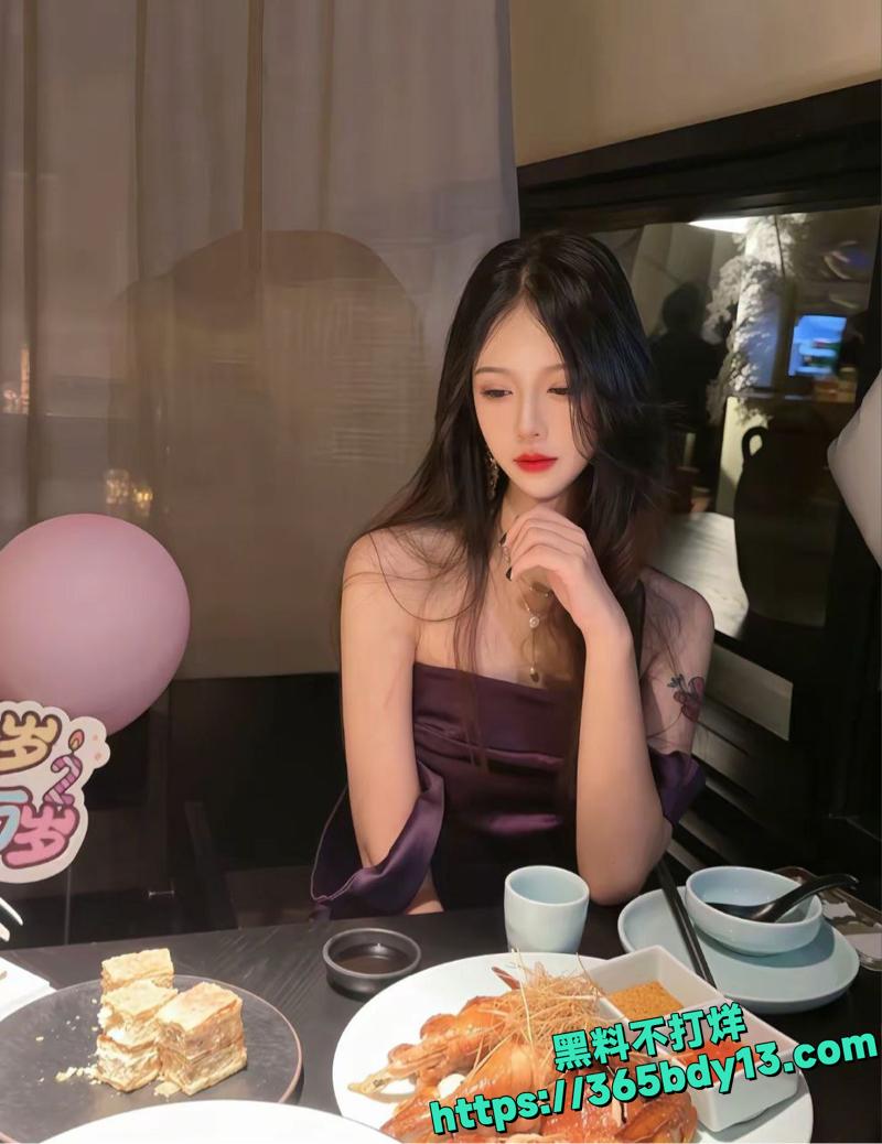 广西桂林00后骚妻刘娜约炮惊爆3P视频流出3.