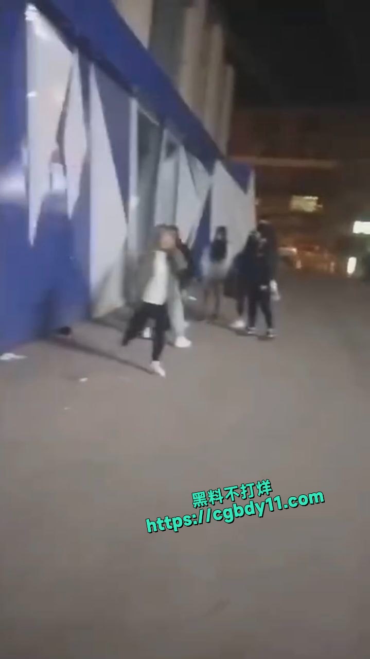 精神小伙 和精神小妹 干架2.jpg