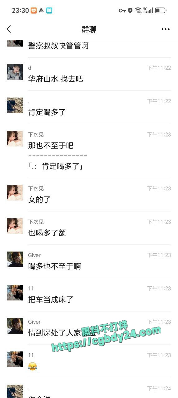 华府山水路边俩人在引擎盖上直接脱裤子开干4