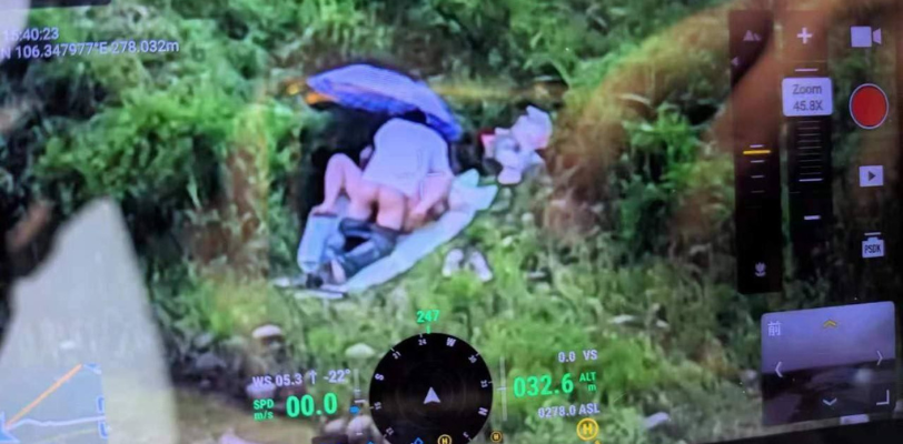 笑不活了 这又是哪位淫才出来找刺激 江边做爱 不料被拍摄风景的无人机给偷拍