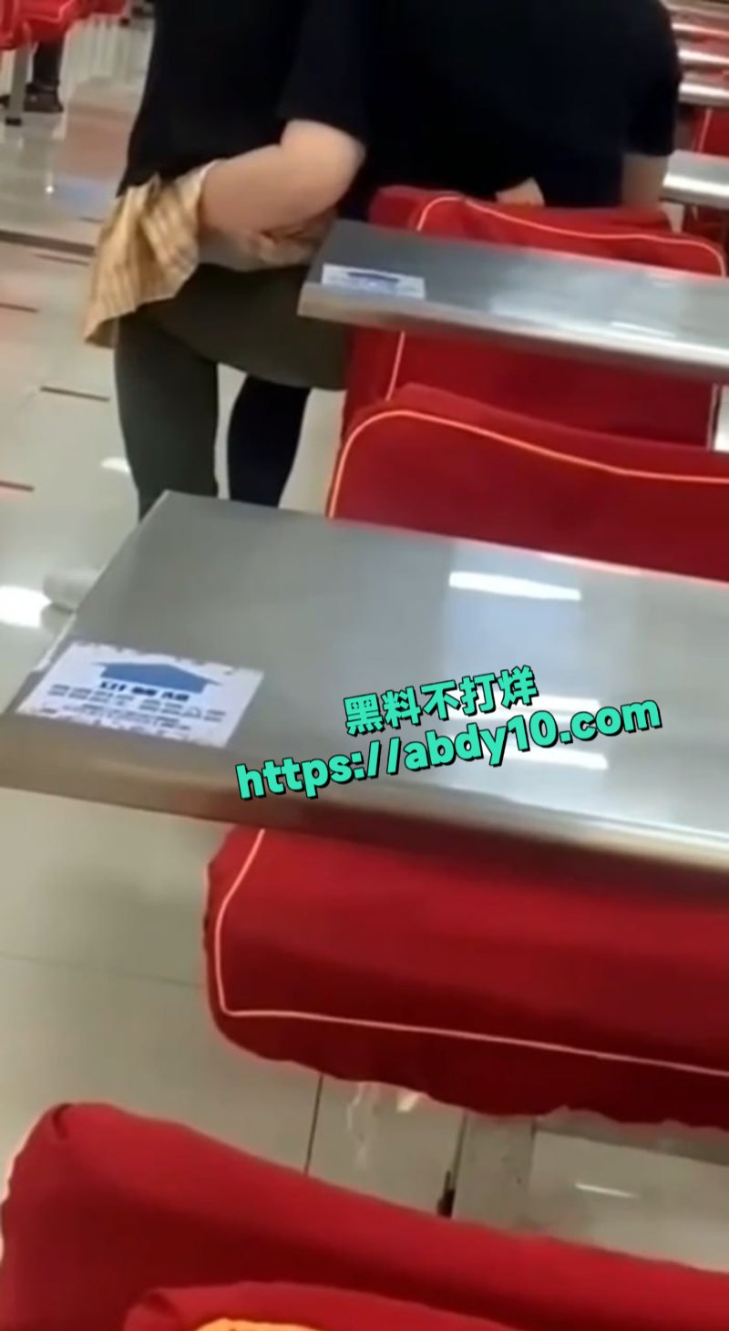 广东某学校食堂情侣当众口交4