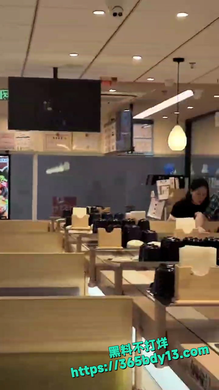 一女的嫌弃寿司做的难吃 1