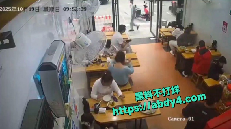 小仙女面馆一人独占两凳态度嚣张被男子及父亲当场暴打  8