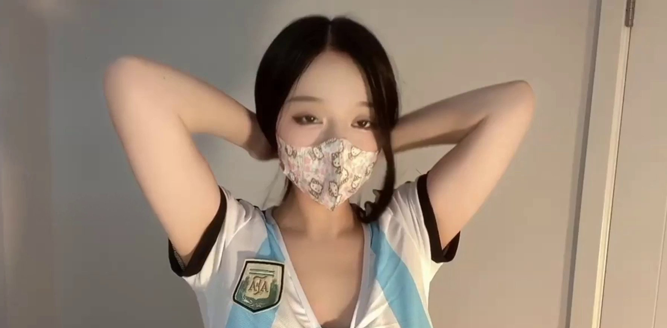 抖音网红御梦子早期作品 世界杯期间化身足球宝贝自慰