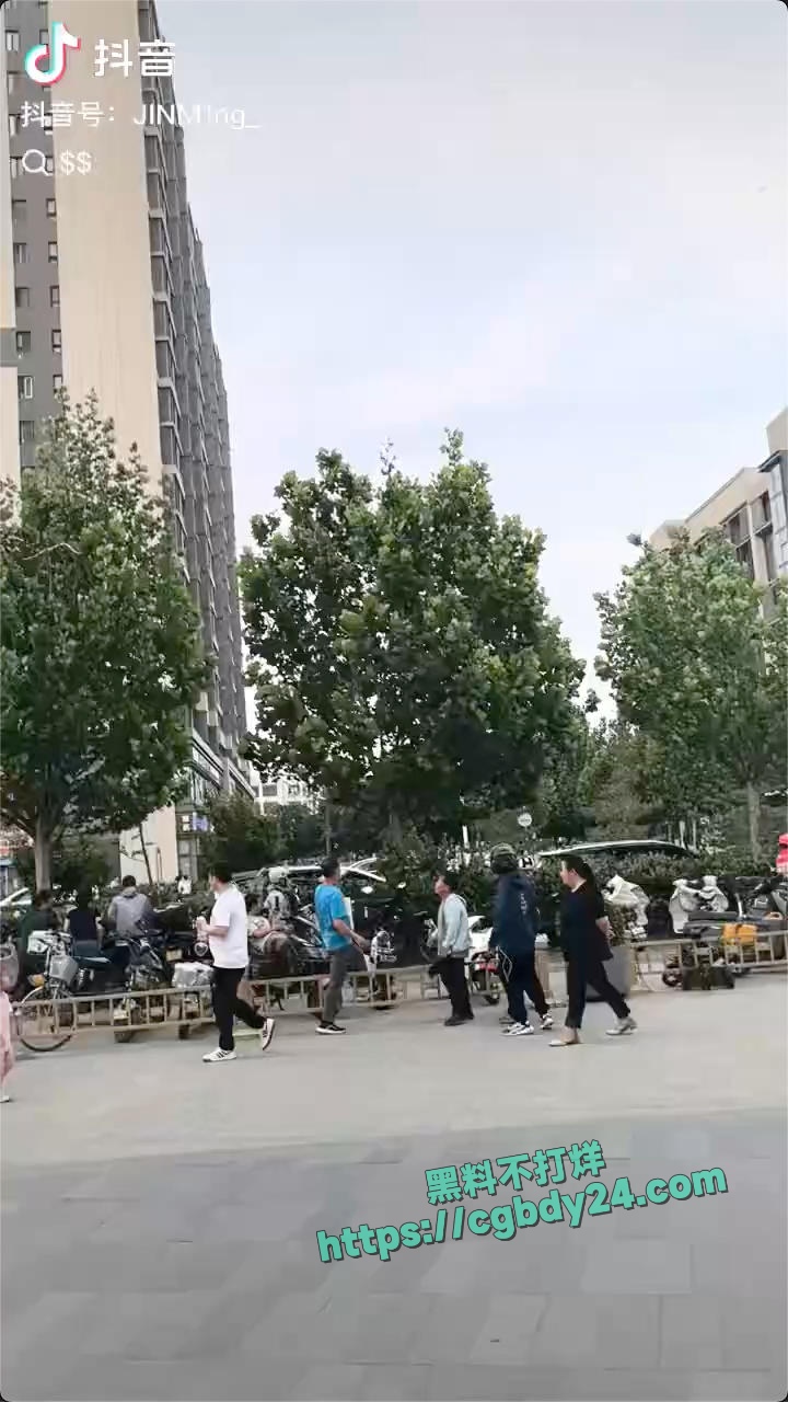 北京万科天地一带有人在楼上撒钱6