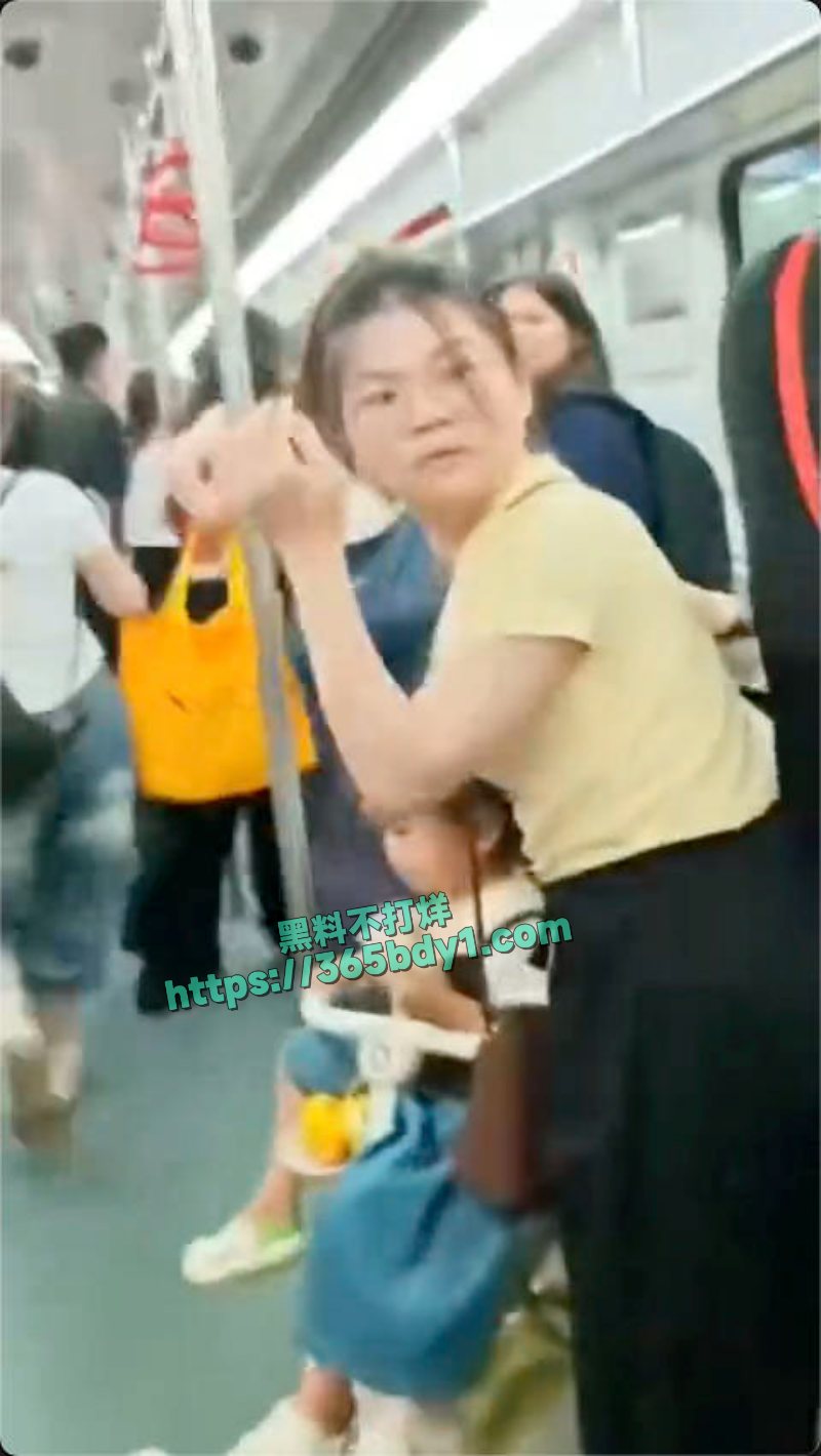 广州地铁晓港站一男子突发精神疾病持刀在车厢内胡乱挥舞 8