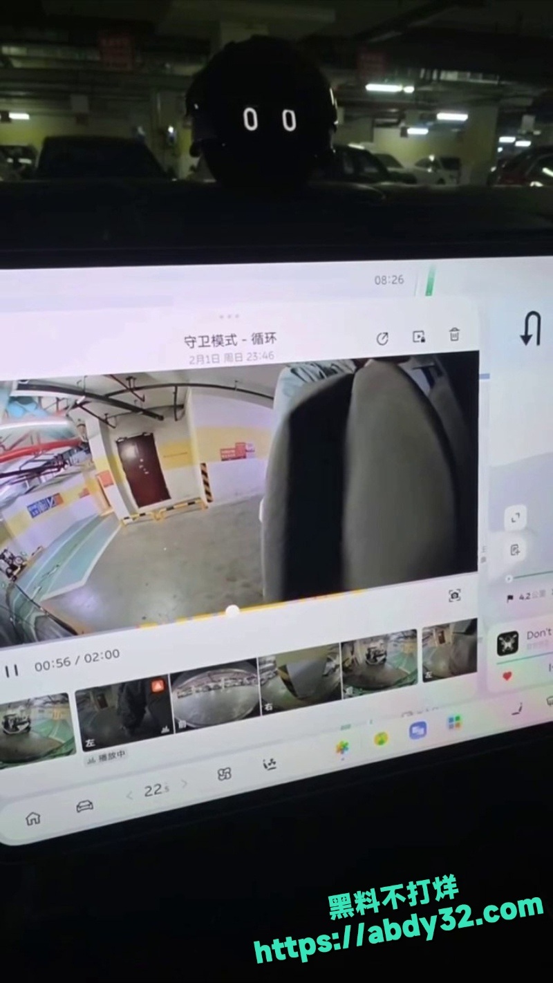 男同情侣电车旁激情热吻视频9