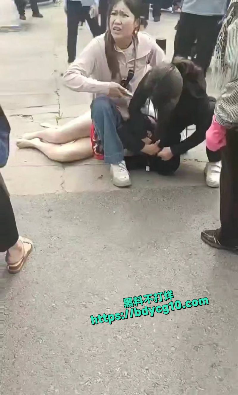 巨龙路抓奸原配大街上就给小三裤子扒了坐在身下5