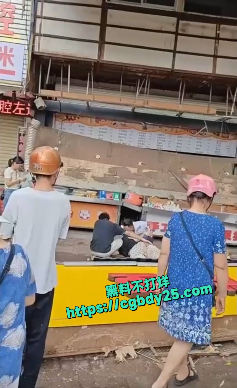 广西梧州街边店铺上的招牌垮塌一女子受伤4