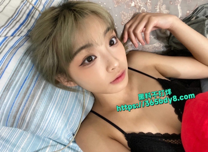 高颜值短发网美依婷12