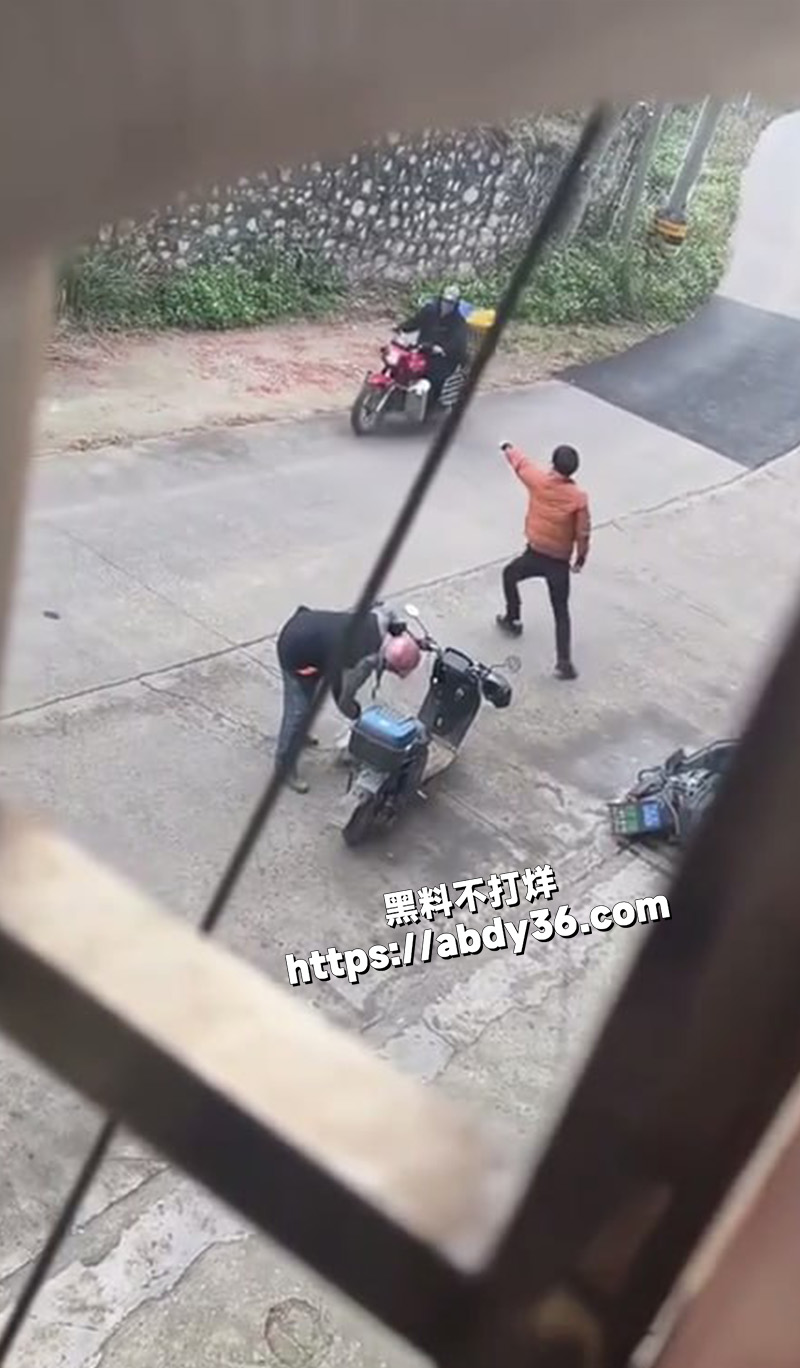 路怒症小伙大发神经.jpg5