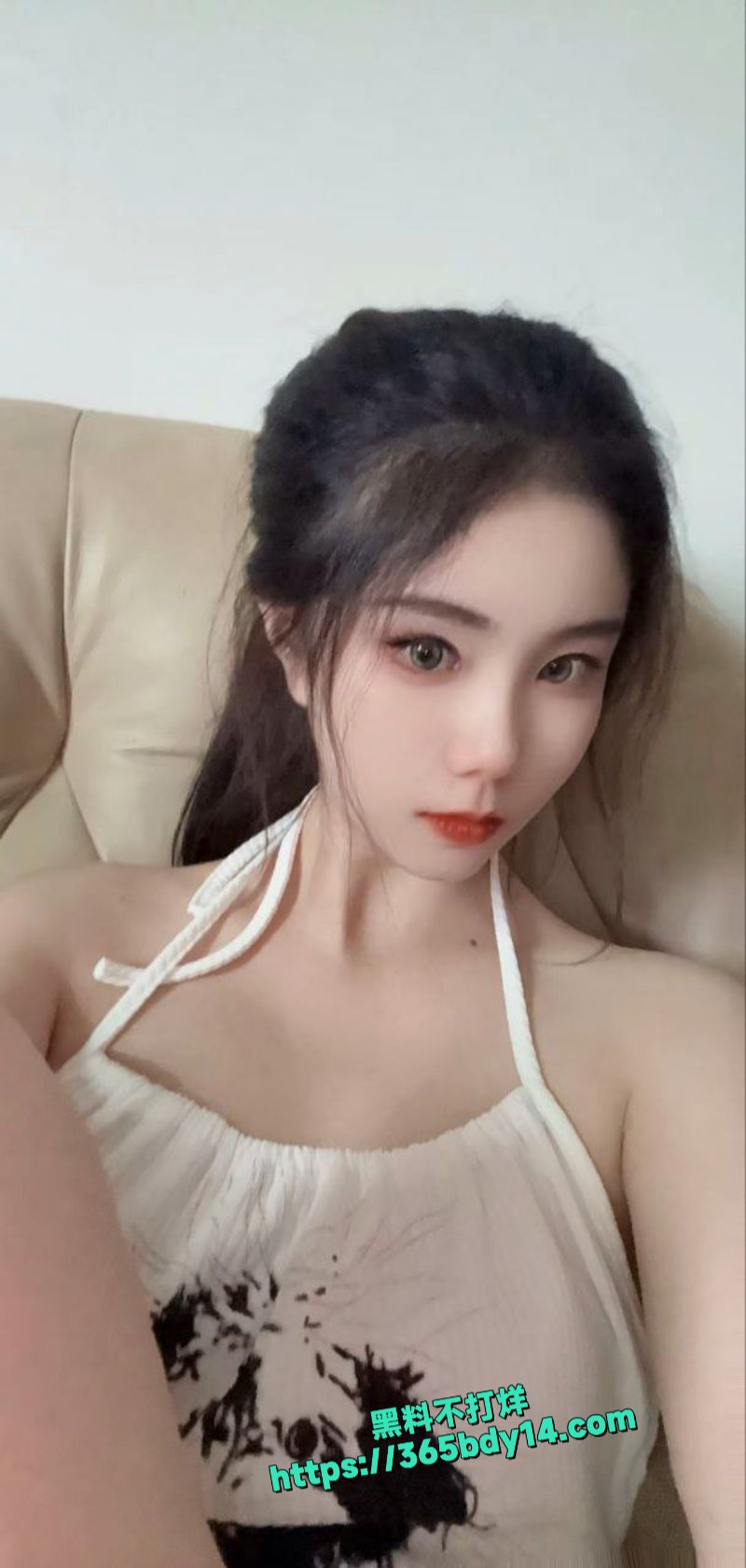 成都杨琴一边给男友发漏点图片勾引背地里还和别的狗男人做爱9