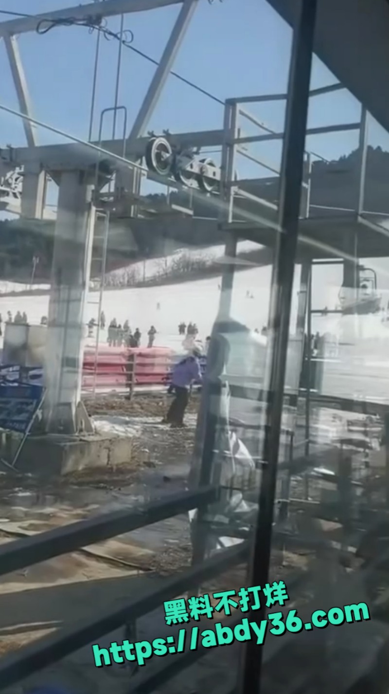 辽宁某滑雪场突发缆车失控 9