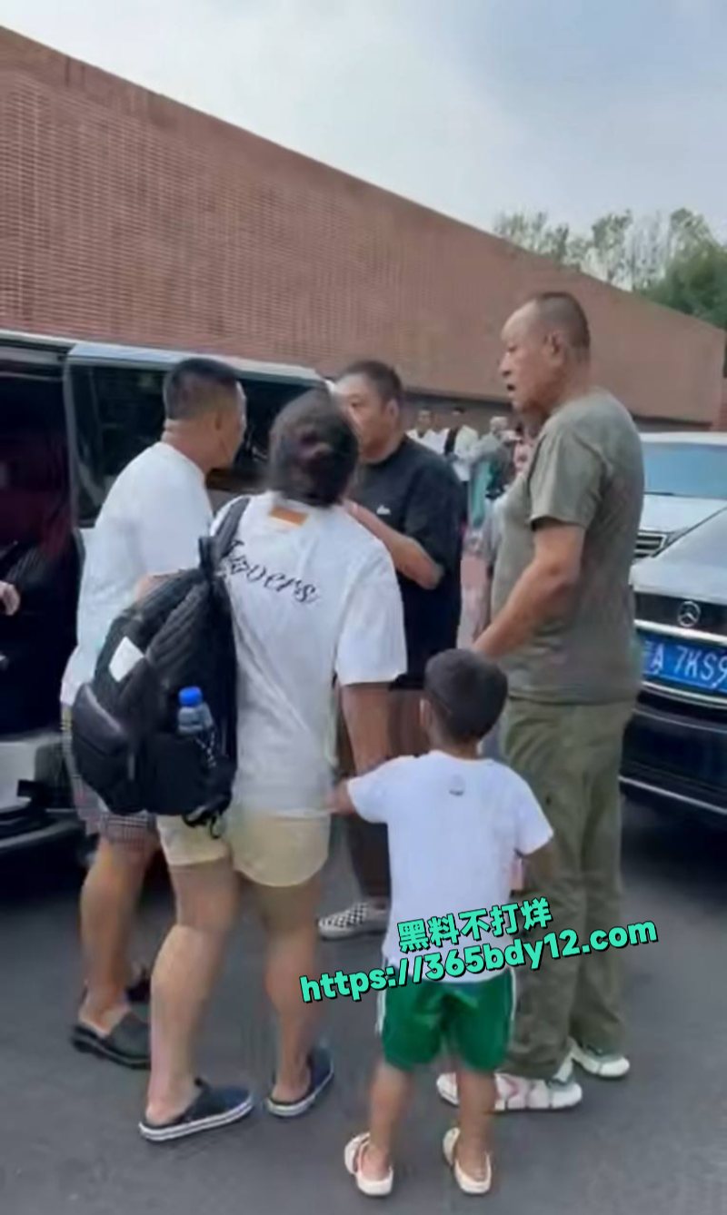 两个家庭出来玩发生口角并且打起来了1
