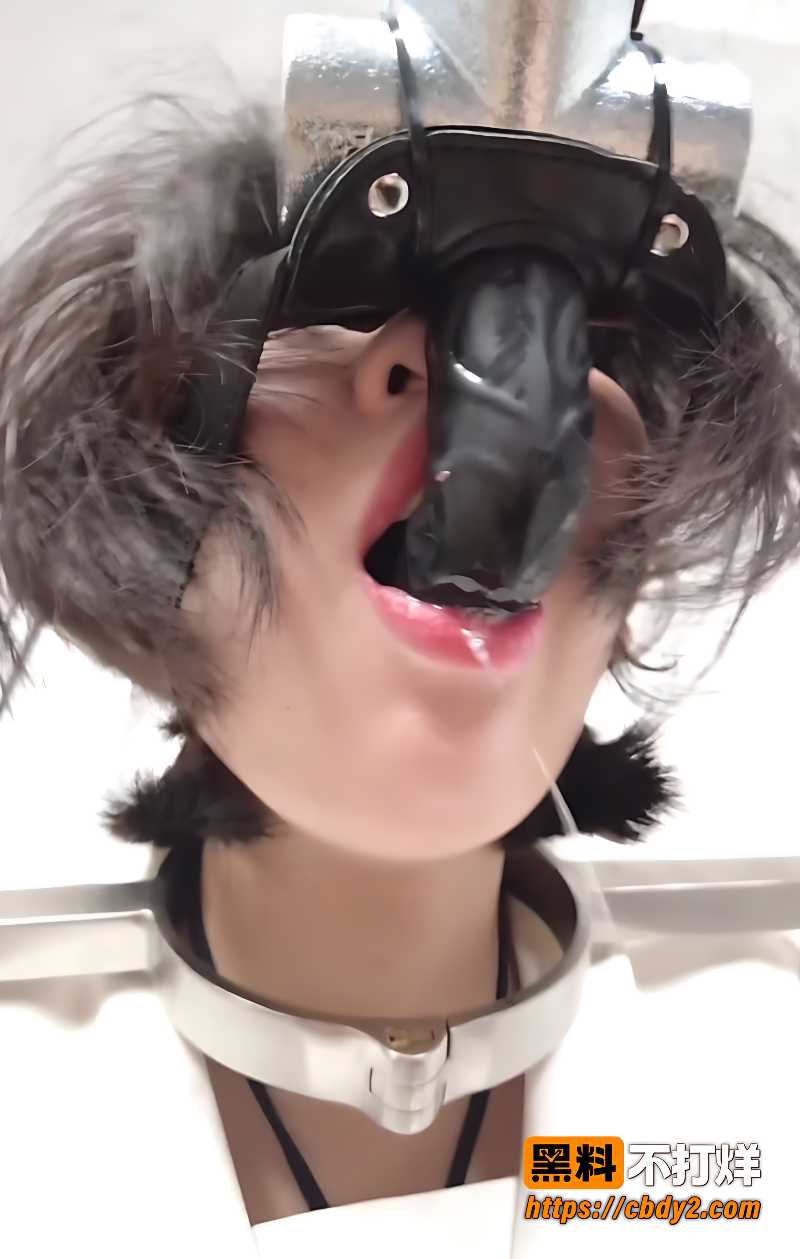 JK妹子被固定在支架上嘴里塞着开口塞1