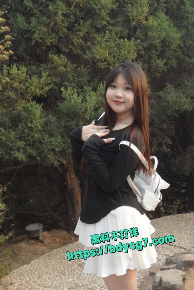 广西民族师范学院张文莹在宿舍里面自拍给黄毛看被流出4