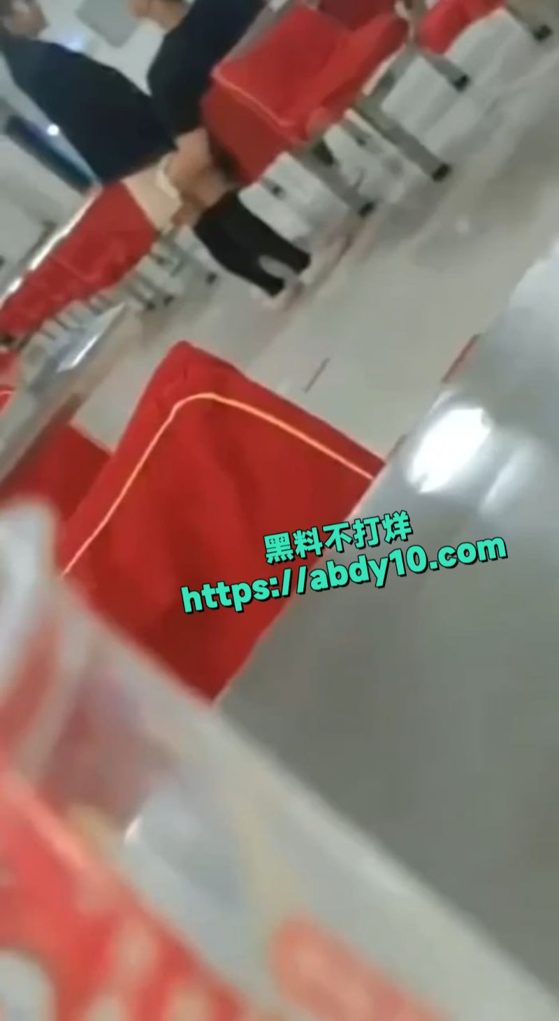 广东某学校食堂情侣当众口交5