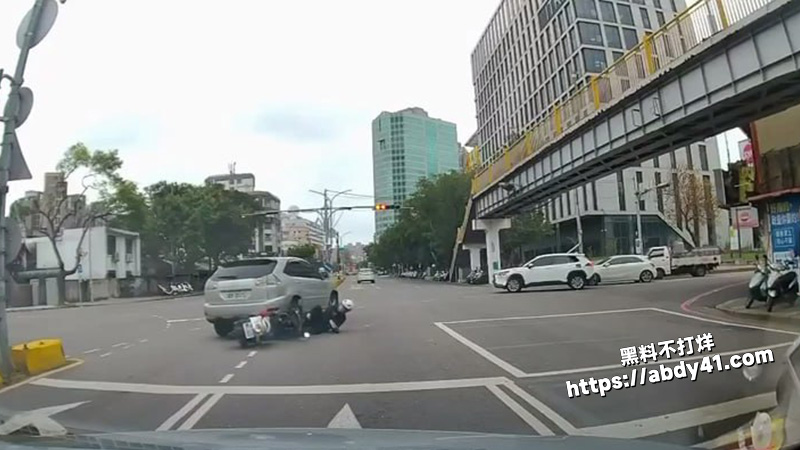 台湾新竹撞车后碾压警察.jpg2
