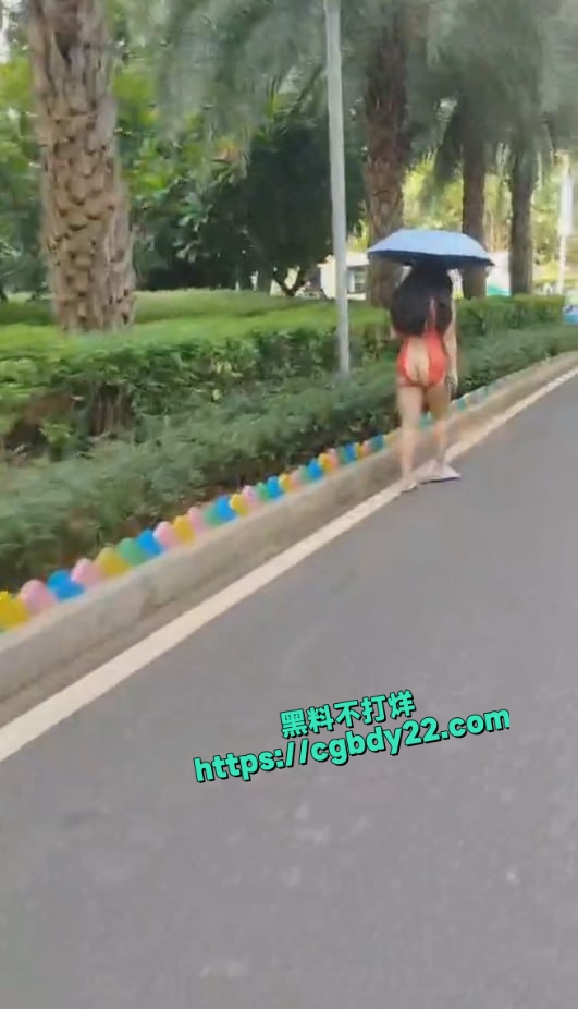 开档露皮红色情趣制服 大街上疯狂露出 人流中穿过4