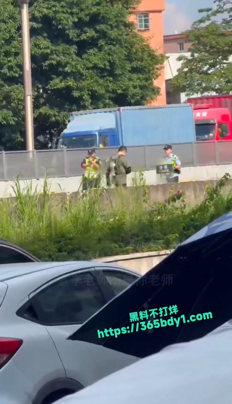 广东东莞中堂镇一男子身背疑似炸弹在公路上堵路维权3