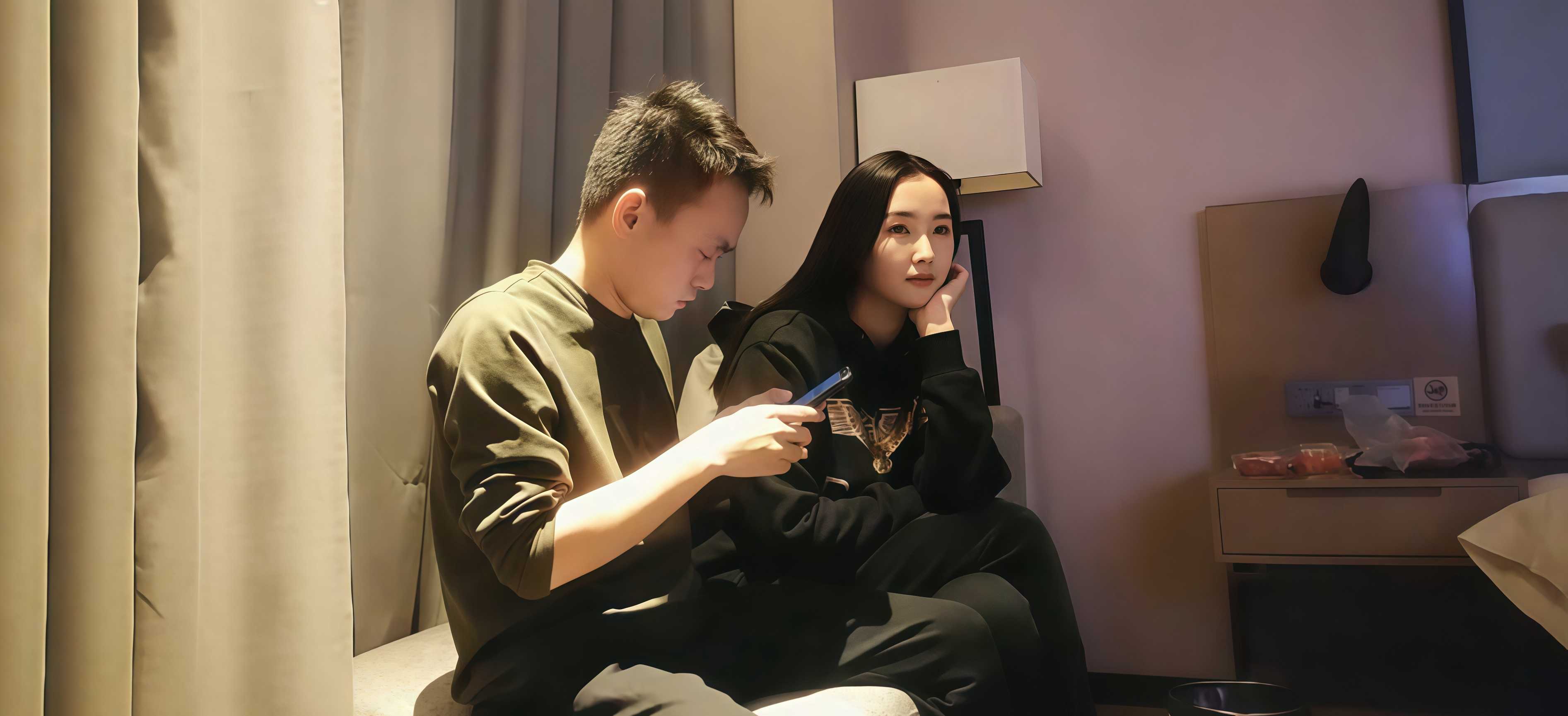 步宾探花点到傻乎乎妹子被猥琐男不当人一样各种姿势搞 最后嫌弃男人有狐臭一脸不爽走了
