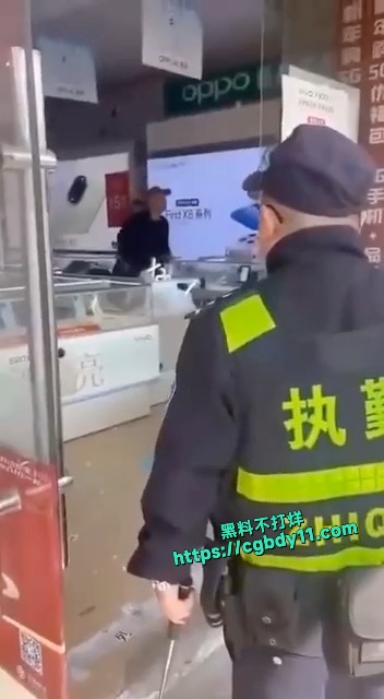 一男子抢劫一家金店后，又持刀进入一家手机店3