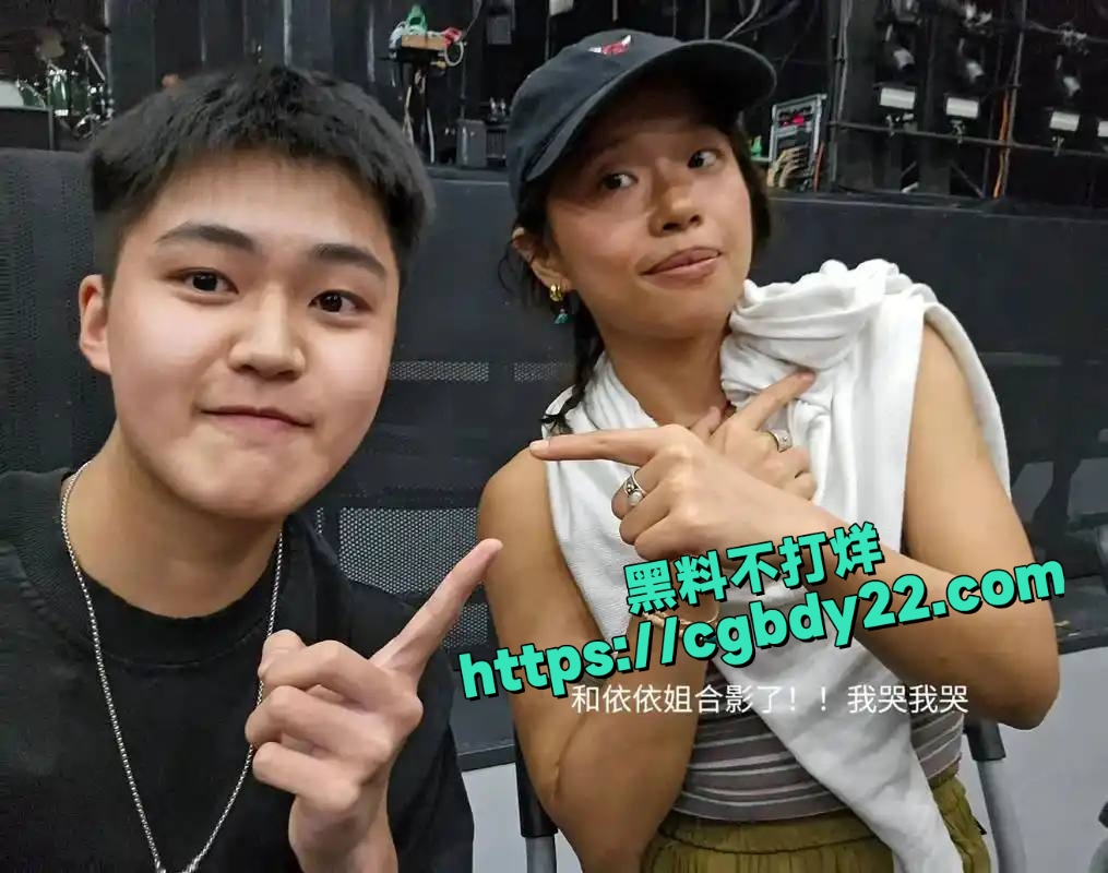 蛙池乐队女主唱金依依现场上演搓澡惹争议5