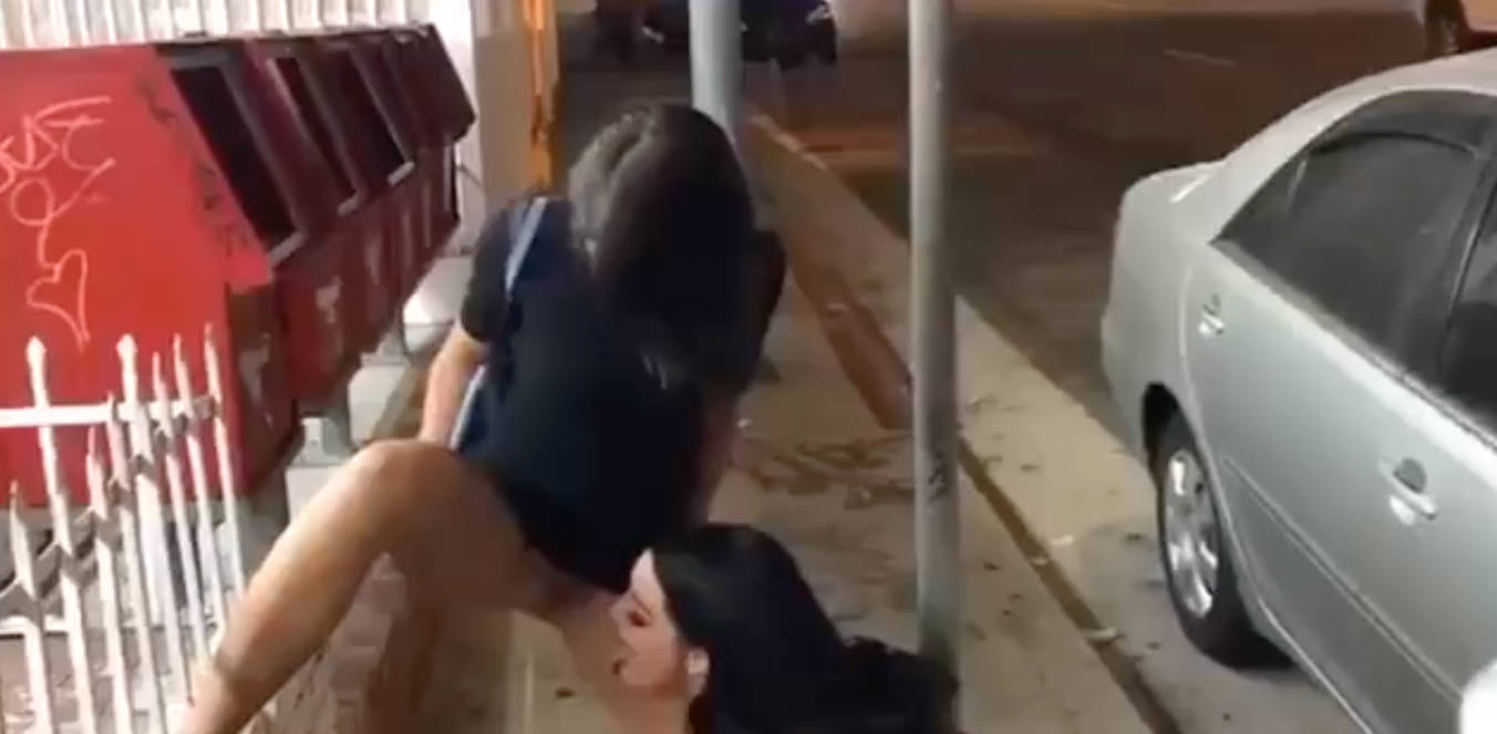 欧美美女当街拉尿暴露 路人围观震惊路边撒尿